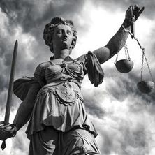 Justitia | Bildquelle: Fotolia, Frank Wagner Justitia in schwarz-weiß vor bedrohlichen Wolken