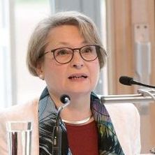 Bettina Limperg - Festakt 110 Jahre DRB Bettina Limperg am Rednerpult beim Festakt 110 Jahre DRB