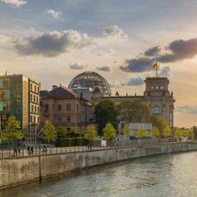 Deutscher Bundestag im Abendlicht