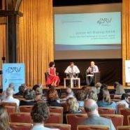 Justiz im Dialog Muenchen 2019 Justiz im Dialog in München: Redner auf der Bühne, Publikum davor