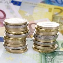 Euromünzen | Bildquelle: grafikplusfoto, Fotolia zu Türmen gestapelte Euromünzen, darunter Euroscheine