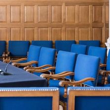 Blick auf die blauen Stühle des Gerichtssaals