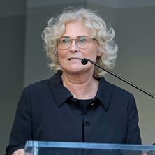 Christine Lambrecht auf dem Sommerfest des Deutschen Richterbundes Christine Lambrecht am Rednerpult auf dem Sommerfest des Deutschen Richterbundes