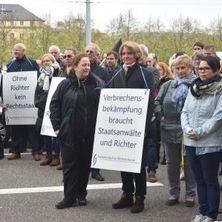 Berufsverbände der Justiz demonstrieren in Saarbrücken für mehr Personal im Saarland